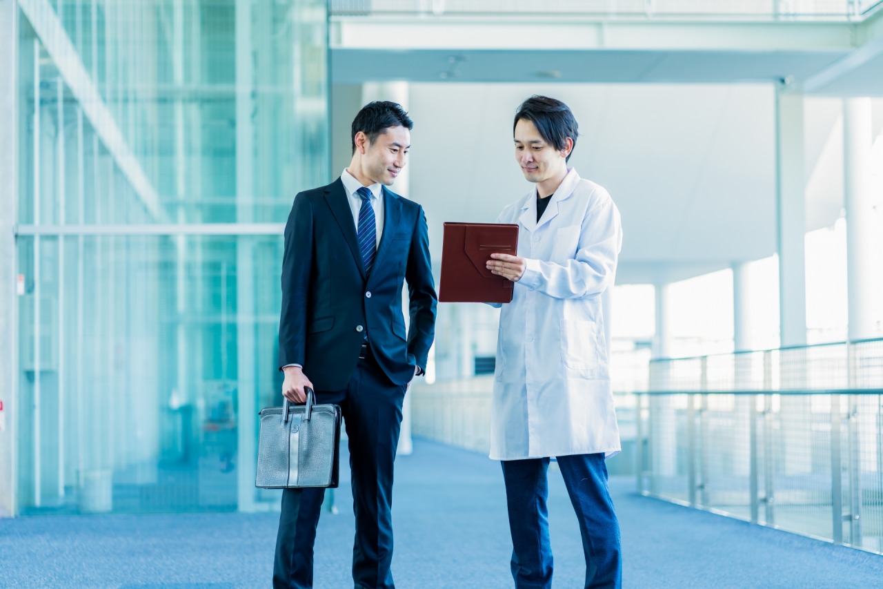 製薬業界におけるAI導入を、事例を含めて解説している記事であることを示す画像